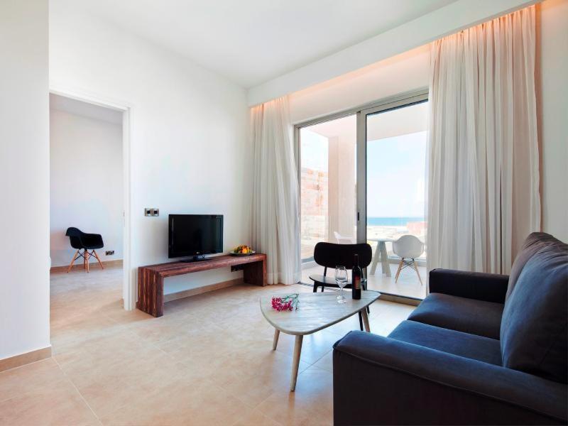 Amphora Hotel & Suites Paphos Room photo